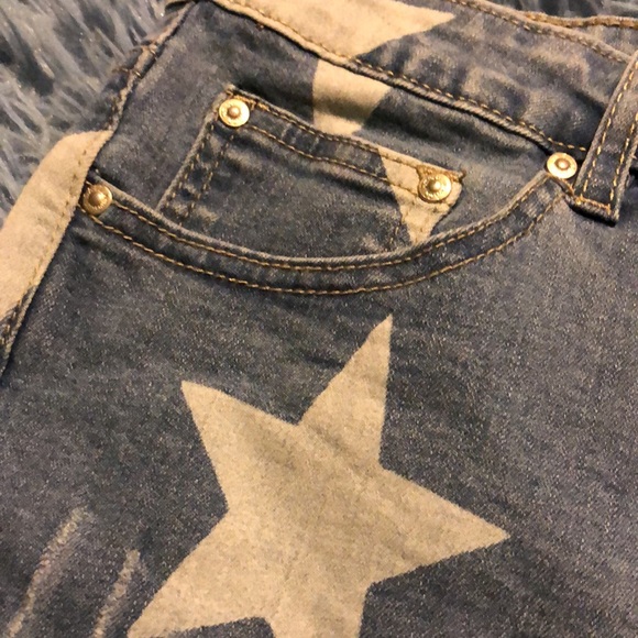 Super cute star denim jean shorts. Size L. - Picture 2 of 6